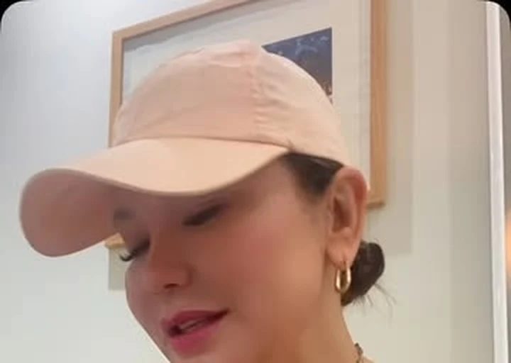 Juliana Batista em momento descontraído nos bastidores