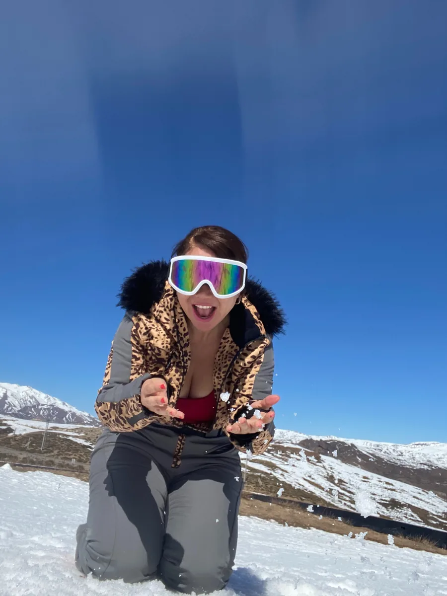 Juliana Batista em uma paisagem de neve